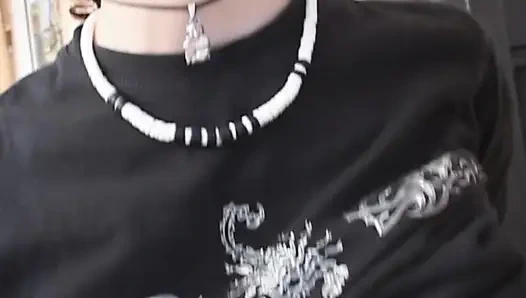 Masum genç kız sürtük üvey annesinin bir yabancıyla sikiştiğini öğreniyor