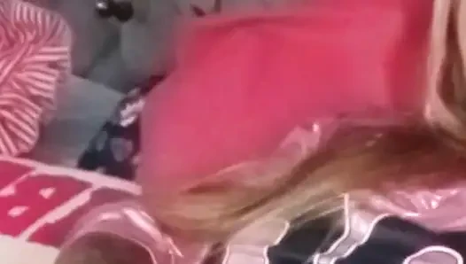 Yumruk sokma oyuncağı ile pembe ıslak görünüm
