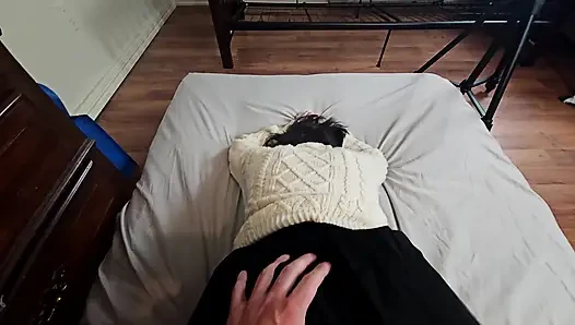 Üzerime boşal! Minyon tatlı kız büyük yarakla döllenmesi için yalvarıyor!!