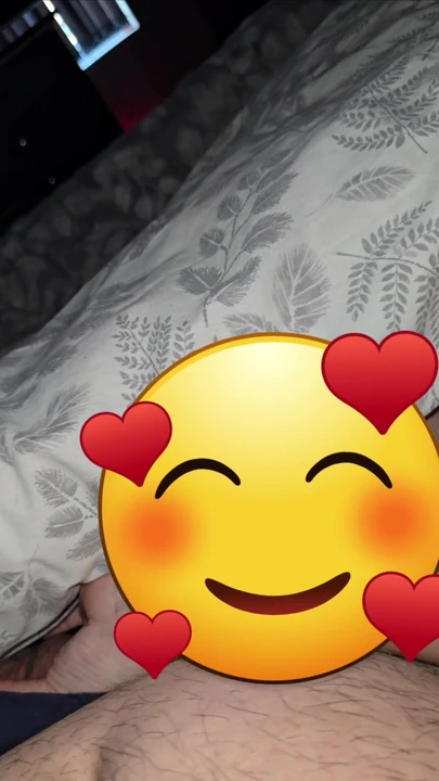 Мачеха проскальзывает рукой под нижнее белье от сводного сына и хватает его за яйца