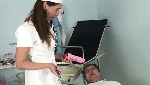 Sikişmeden önce doktorun ofisinde tıraş oluyor