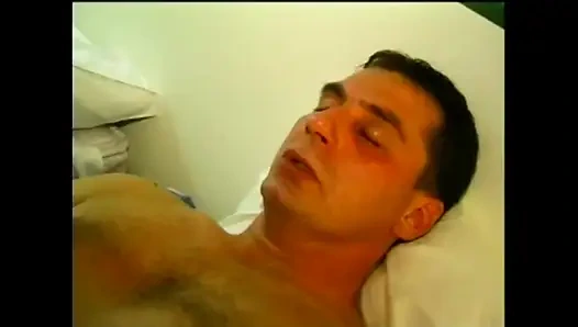 Oda servisi: garson kıllı amcığını yalıyor ve sonra onu yatakta sikiyor