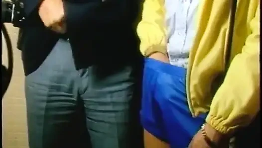 Sarışın sürtük banyo kabininde yaşlı erkekleri emiyor