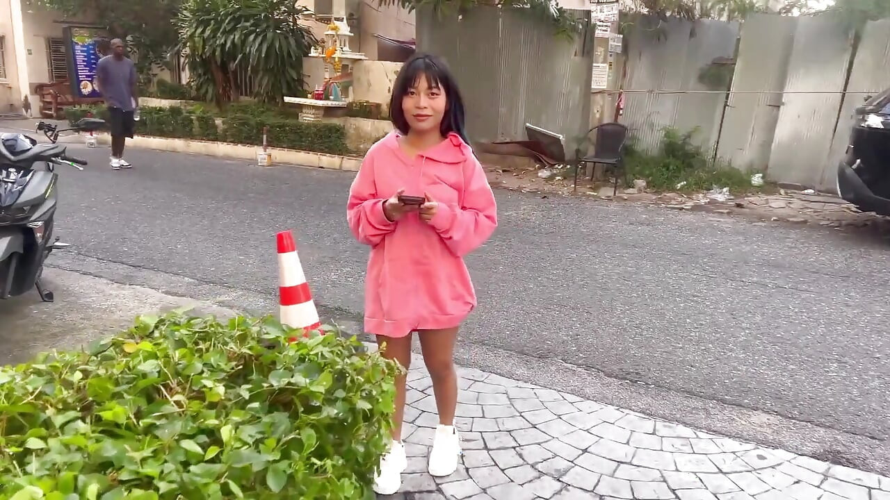 Sıska Asyalı büyük tarafından mahvediliyor ve içine boşalıyor