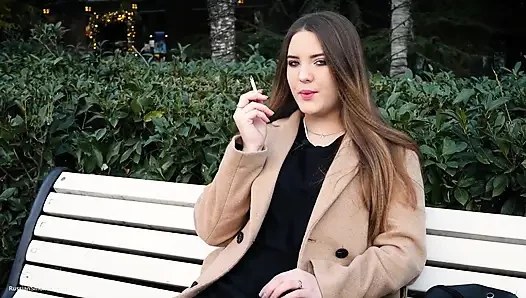 Rus kız öğle tatilini arka arkaya 3 kez sigara içerek geçiriyor