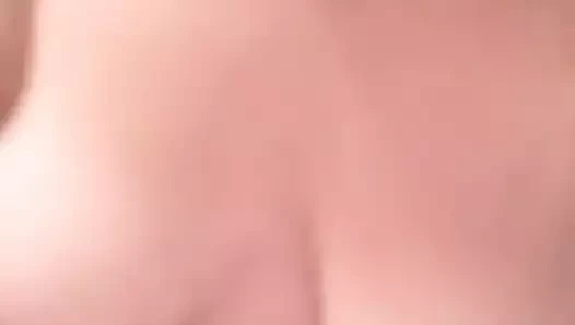 sallayarak onu göğüsleri