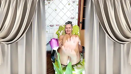 Ateşli ev hanımı Lukerya çevrimiçi flört ediyor ve iştah açıyor ayaklarını gösteriyor