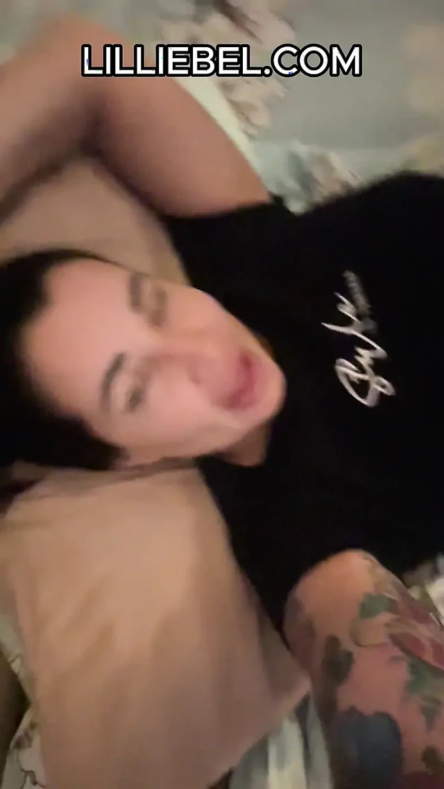 Kalın azgın Rus orta yaşlı seksi kadın yarağını seviyor