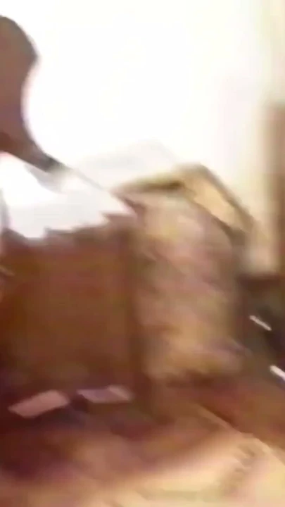 İlk kez üvey erkek kardeşimin önünde mastürbasyon yaptım: iç çamaşırını giydim ve bana yarağını göstermesini istedim | Klip 2