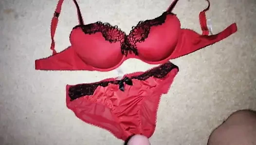 Cum üzerinde kırmızı saten külot ve sutyen set 30dd