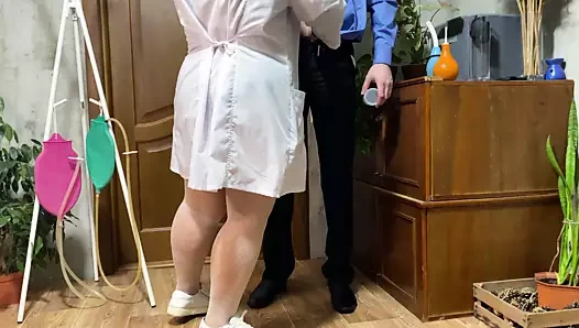 Doğal göğüslü kadın doktor büyük bir yarağıyla mastürbasyon yapıyor ve döl analizi yaptırıyor