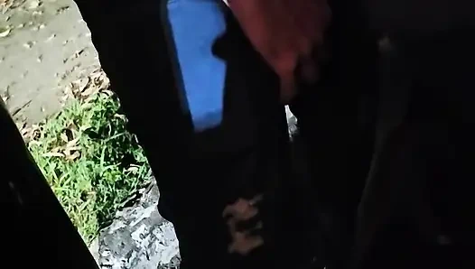 Yaptığına inanılır gibi değil. Yaramaz ateşli evli kadın yaraklı erkekle sikişiyor