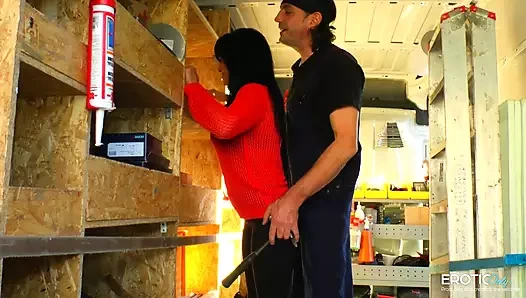 Alman patron otobüste ve çalışanların pantolonunda envanter kontrolü yapıyor!