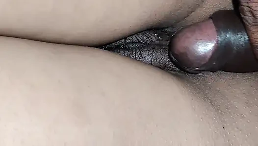 Hintli kız küçük amcık yalıyor ve erkek arkadaşının yatağında amını gösterdi