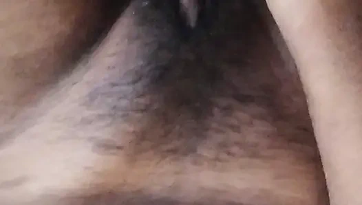 Büyük memeli kaltak kendisiyle oynuyor ve salatalık ile kendini sikiyor