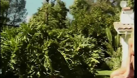 Azgın tatlı kız büyük bir direğin ıslak amına sürülmesi hoşuna gidiyor