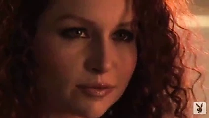 Redhead scarlett keegan yangın salonu stiptease