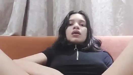 Küçük Alice oturma odası kanepesinde mastürbasyon yapıyor