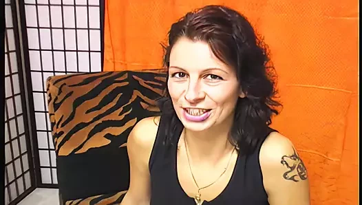 junge brunette steckt sich riesen dildo in den arsch und fingert ihre pussy