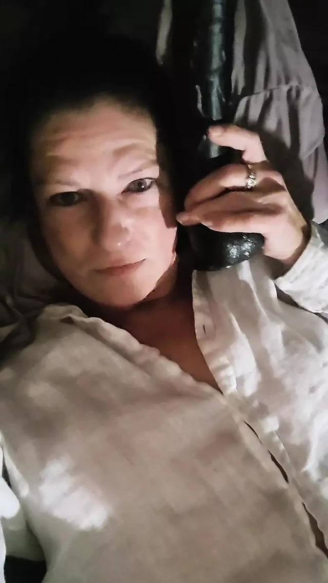 Orta yaşlı seksi kadın koçluk yaptıktan sonra büyük siyah dildoyu aldı