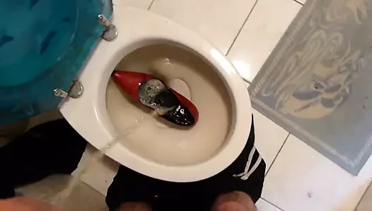 Eşinin kırmızı ince topuklu işemek