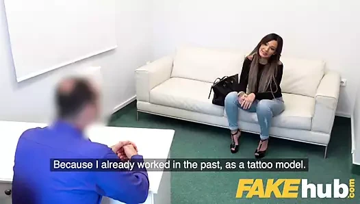 Sahte ajan seksi dövmeli Ukraynalı bebek derin boğaz seviyor ve