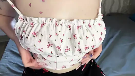 Büyük memeli seksi kız erkek arkadaşını en iyi arkadaşıyla aldattı ve dölleniyor