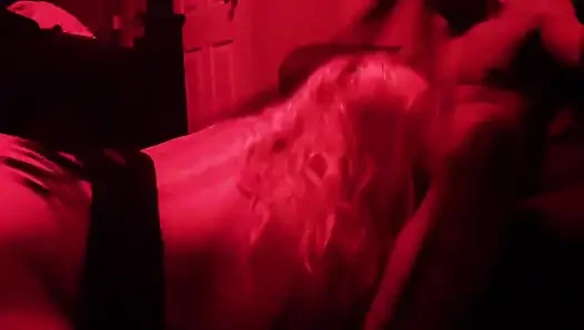 Makinem amımı sikerken yarağını emiyor sonra beni sandalyeye domaltıyor ve sırılsıklam ıslak amcığımı sikiyor