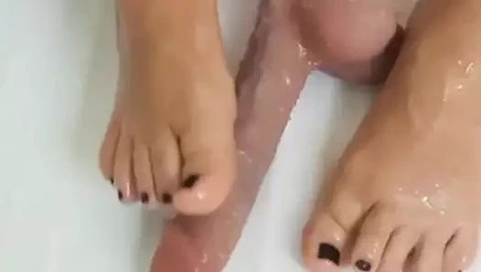 Suda baştan çıkarma: duşta ayakla muamele ve dildo