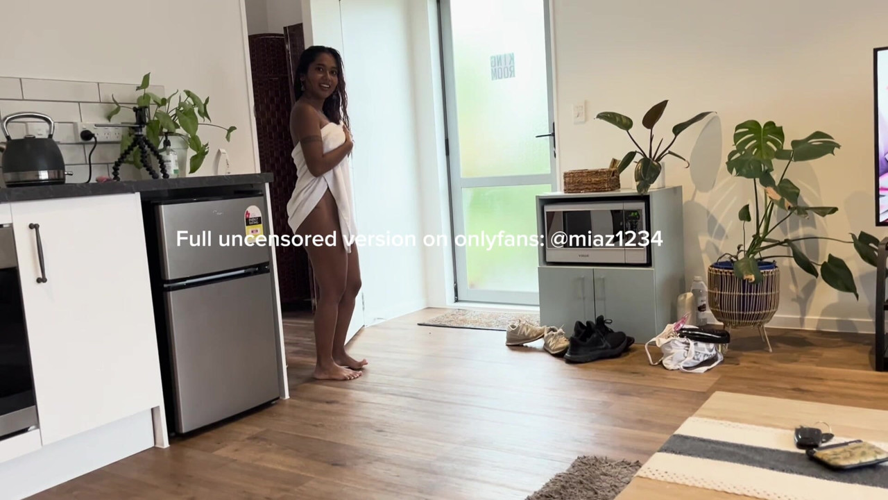 Mütevazı minyon desi miaz beyaz komşusu tarafından sikiliyor