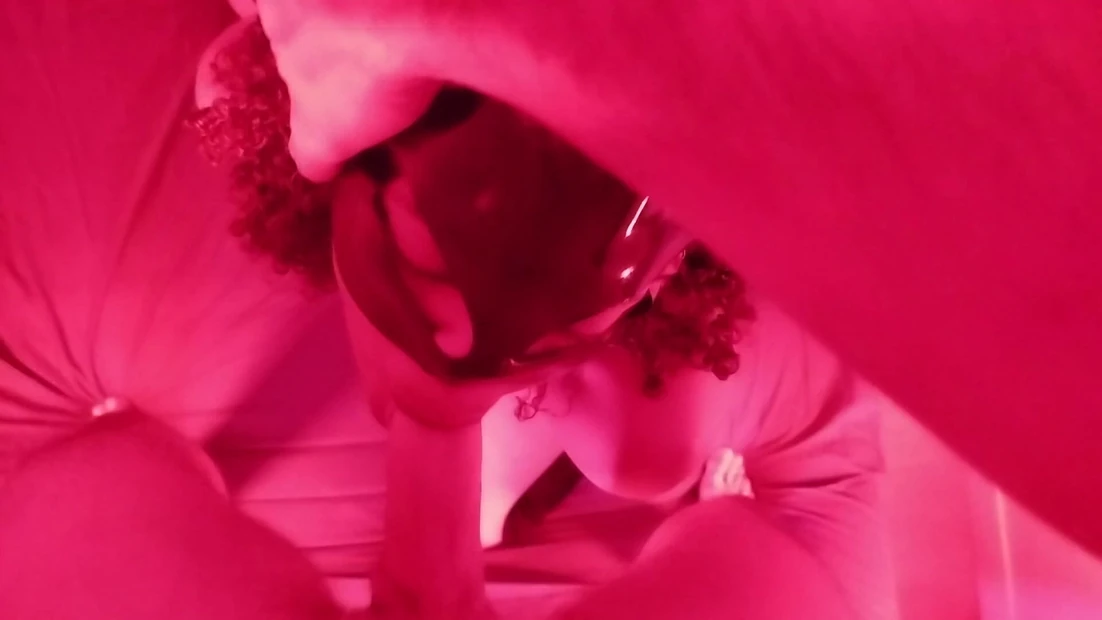 Женщина-кошка любимит БДСМ латинская девушка сосет член папочки под красным светом