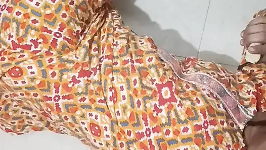 Genç kız, sadece 18 yaşında, erkek arkadaşıyla ateşli oluyor