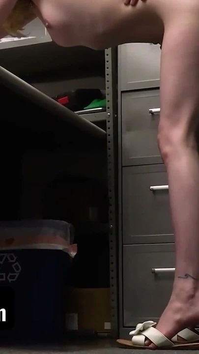 Minyon sarışın genç hırsız alışveriş merkezi görevlisi tarafından domalarak sikiliyor - shoplyfter | Klip 2