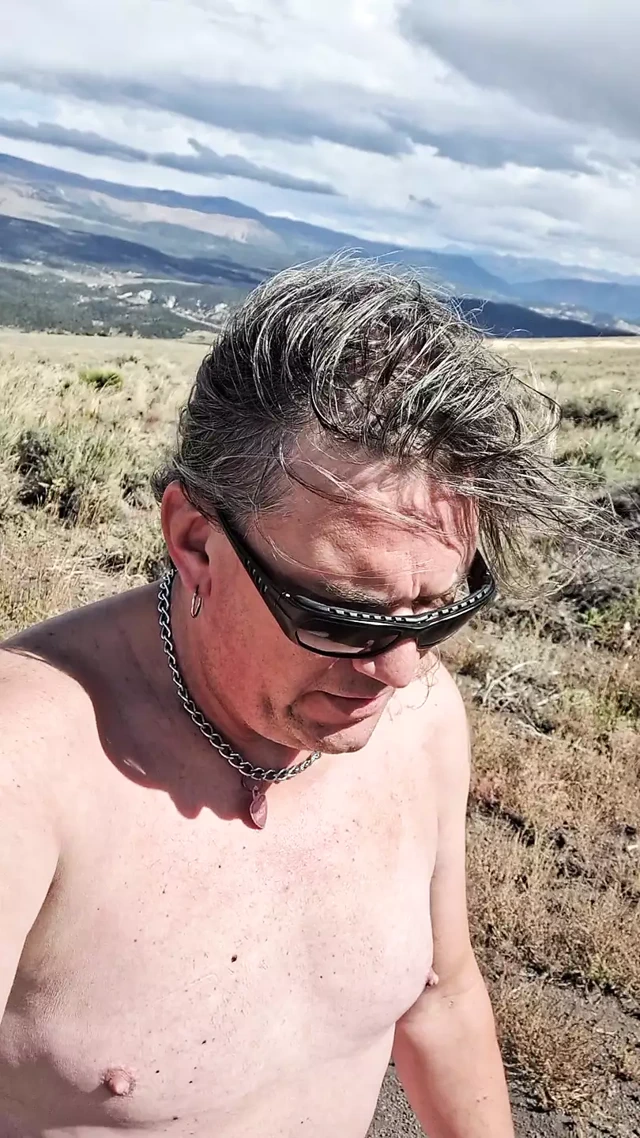 Dağ üstü kadın kılıklı