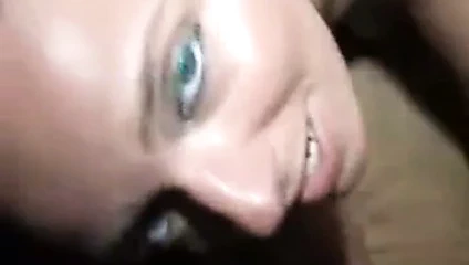 Kısa saçlı sarışın becerdin