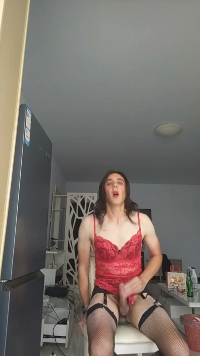 Sissy sürtük soyunuyor, dildo ve vibratörle oynuyor ve boşalıyor | Bölüm 3