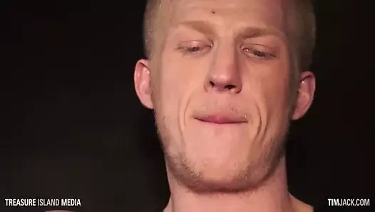 Deldi punk rocky vuruş onun dev horoz