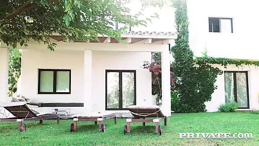 Orta yaşlı seksi kadın Julia Pink yarak emmeyi gerçekten biliyor