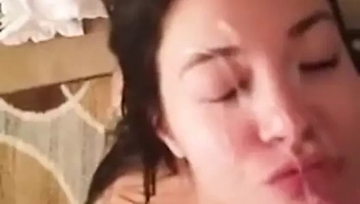 Dövmeli piliç götünü yiyor ve yüzüne boşaltıyor