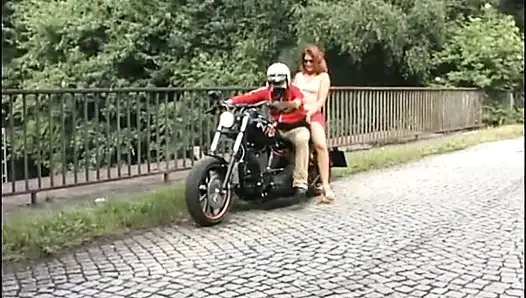 Conny Dachs ateşli motosikletiyle seksi bir kızıl saçlıyı alıyor ve onu gerçekten azgın yapıyor