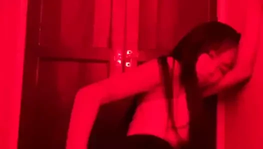 Emma Thai bar tuvaletinde götünü azdırıyor ve anal oyun oynuyor