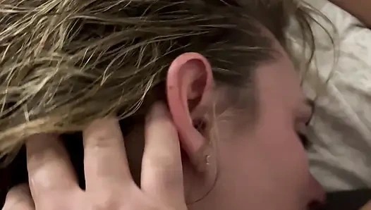 Onu losyonla ovuyor ve sonra parmaklayarak orgazm oluyor