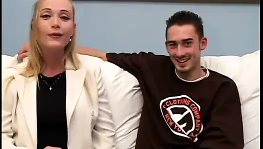 Uzun saçlı sarışın bebek eğiliyor ve ıslak amını domaltarak siktiriyor