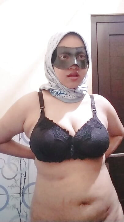 Duş Alırken Büyük Yarraklı Bir Kız