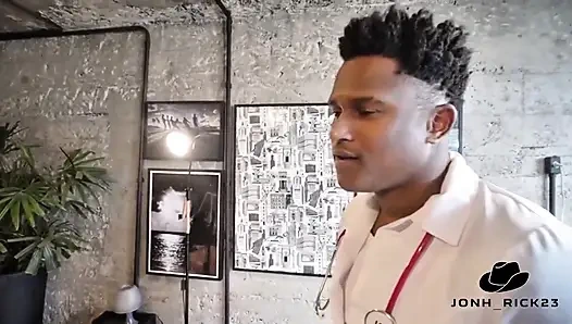 Siyah adam, boynuzlu brocha'nın önünde sarışın ve esmerle sevişiyor