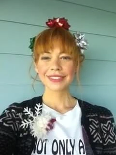 Annaleigh Tipton bir Noel elfidir.