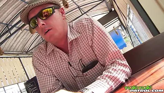 Taylandlı tatlı kız bacaklarını geniş açıyor