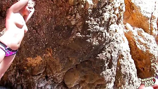 Sarışın Fransız genç kız büyük bir genç delikanlıyı baştan çıkarıyor ve plajda götünü sikmesine izin veriyor