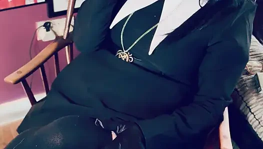 Wednesday addams, tina snua, chain saten eldivenle 2 sigara içiyor - sigara içen kadın sürükleniyor omi ome ucunu kuyruğuna sokuyor