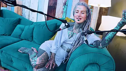 U hakkında konuşuyorum - rahatsız - asmr podcast sfw konuşuyor gotik sıska kız dreadlocks dövmeli model dövmeli kız